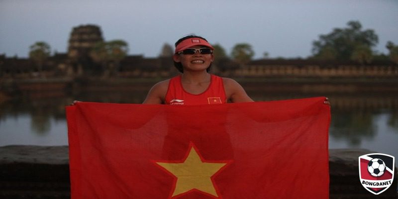 Nguyễn Thị Thanh Phúc ăn mừng chiếc HCV bộ môn Đi Bộ 20km nữ