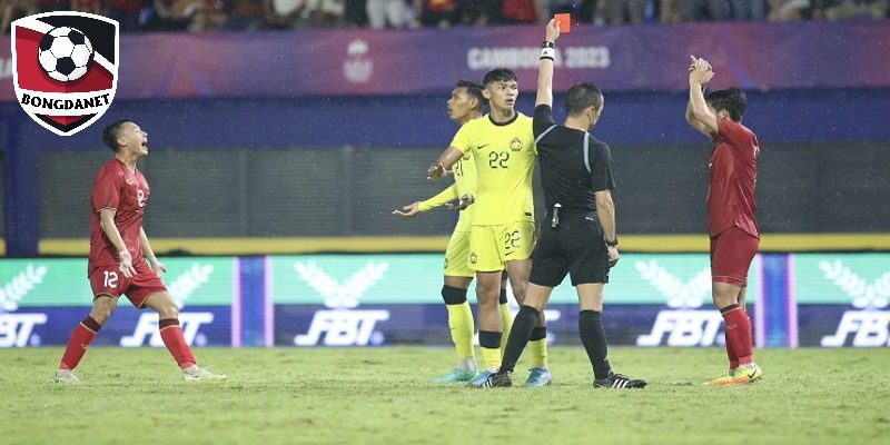 U22 Malaysia nhận tới 2 thẻ đỏ chỉ trong ít phút hiệp 2