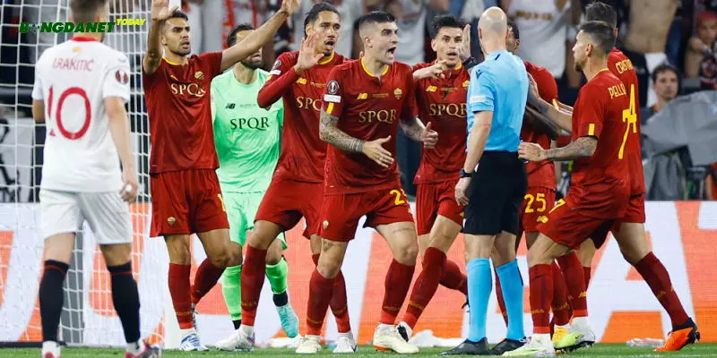 Roma thất bại đầy tranh cãi trong trận chung kết Europa League